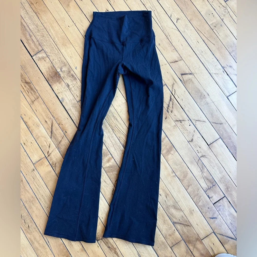 Alo Yoga Airbrush High-Waist 7/8 Bootcut Legging in Black